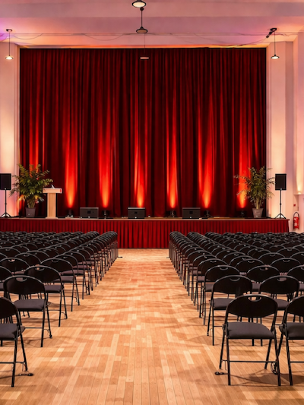 Auditorium vide avec éclairage théâtral