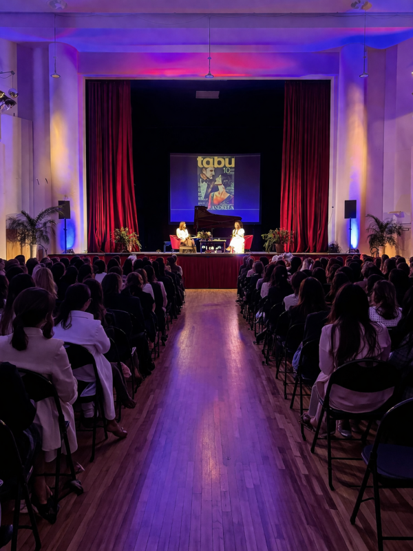 Conférence dans une salle élégante