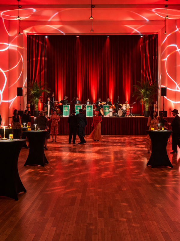 Salle de bal sous lumière rouge (2)