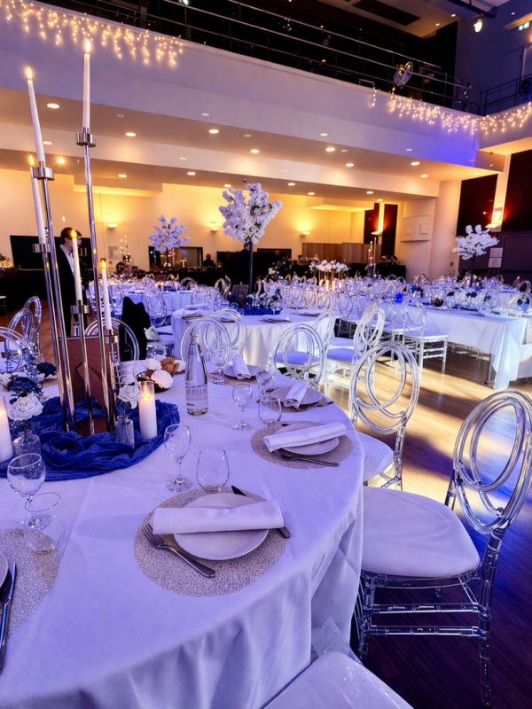 Salle de banquet élégante et lumineuse