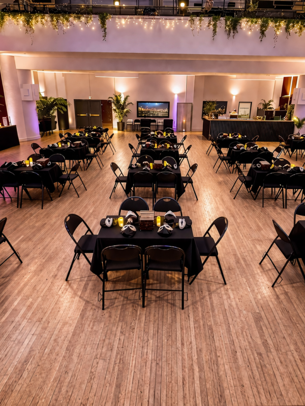 Salle de banquet élégante prête pour l'événement