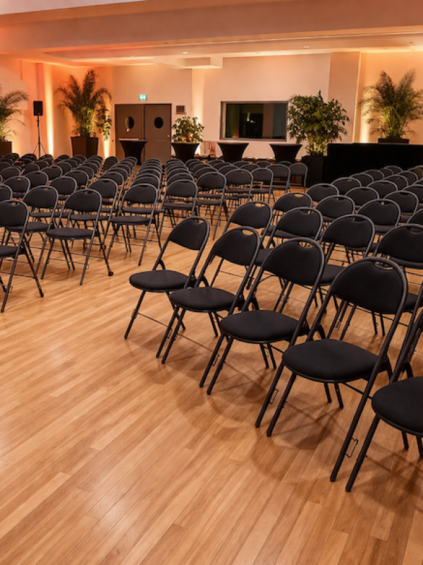 Salle de conférence moderne et lumineuse