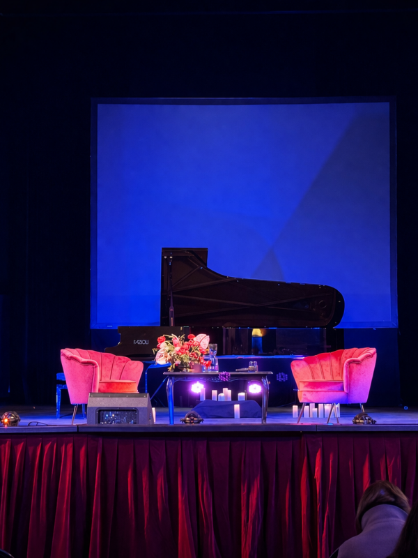 Scène de conférence avec décor élégant