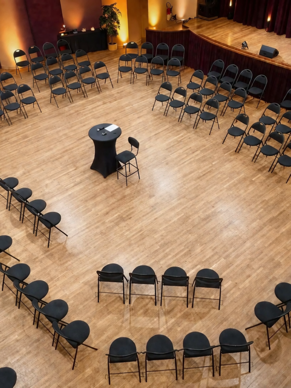Vue panoramique d'une salle vide élégante